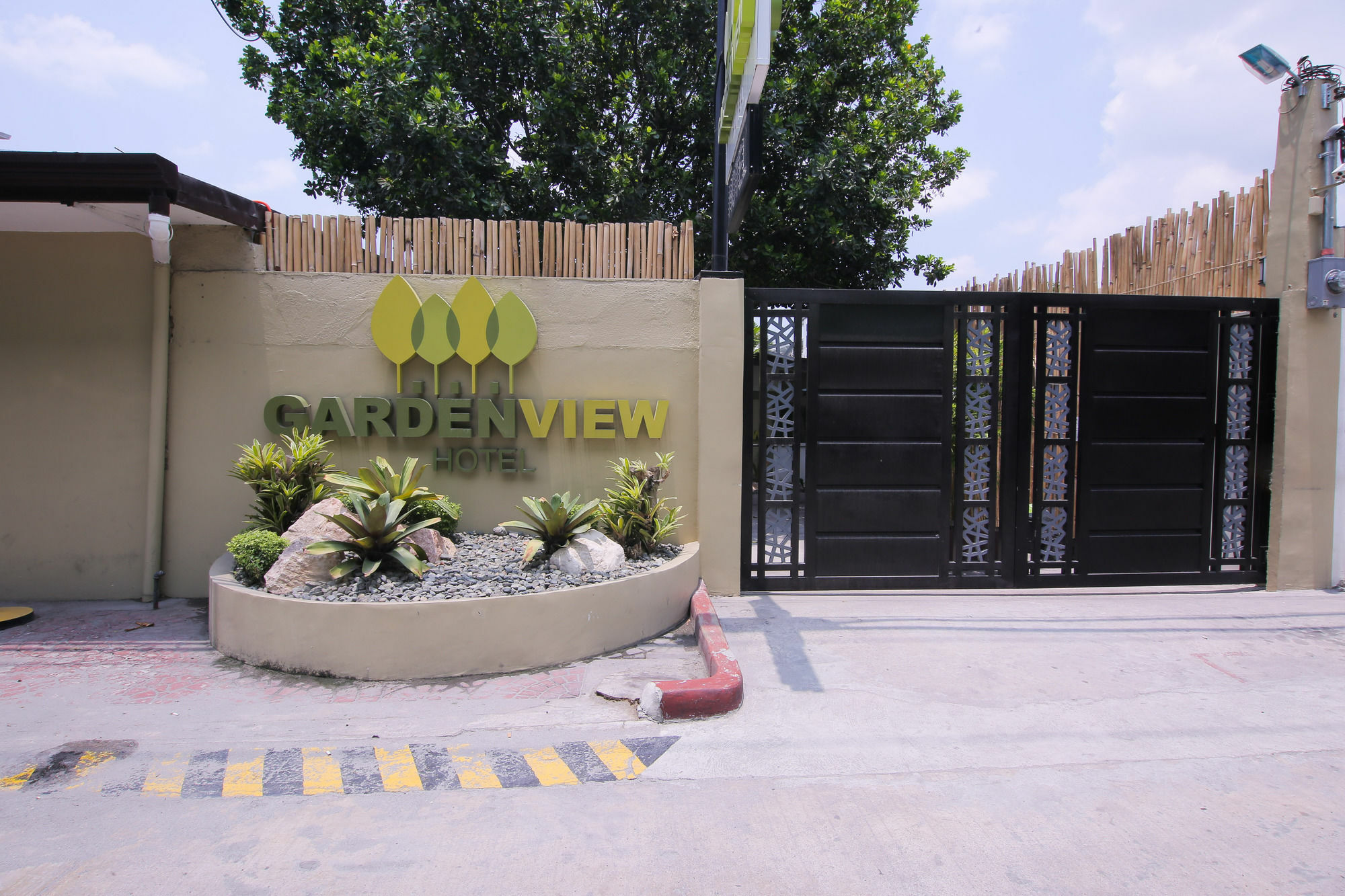 Garden View Hotel Angeles Exterior photo