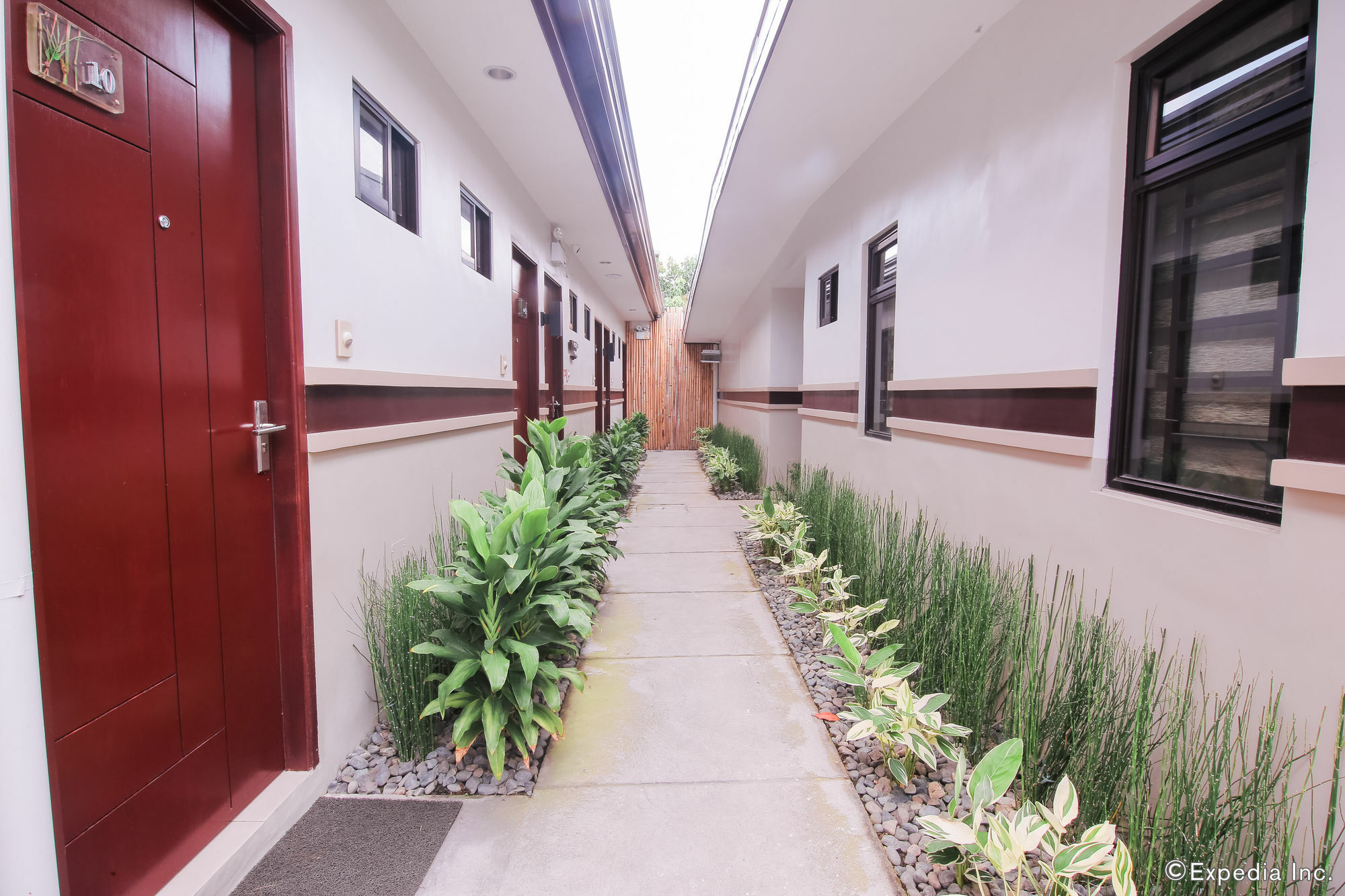 Garden View Hotel Angeles Exterior photo